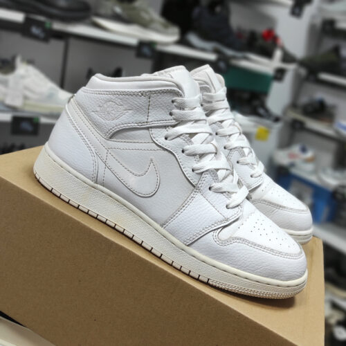 Кроссовки оригинал Nike Air Jordan 1 Mid Triple White 554725-126 фото 5
